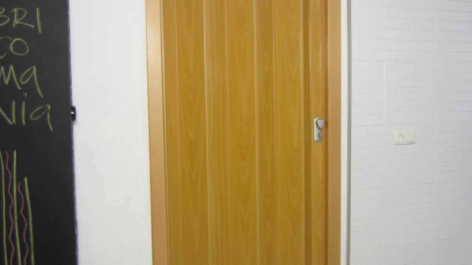 Cómo instalar una puerta plegable paso 11 Cómo instalar una puerta plegable paso 11