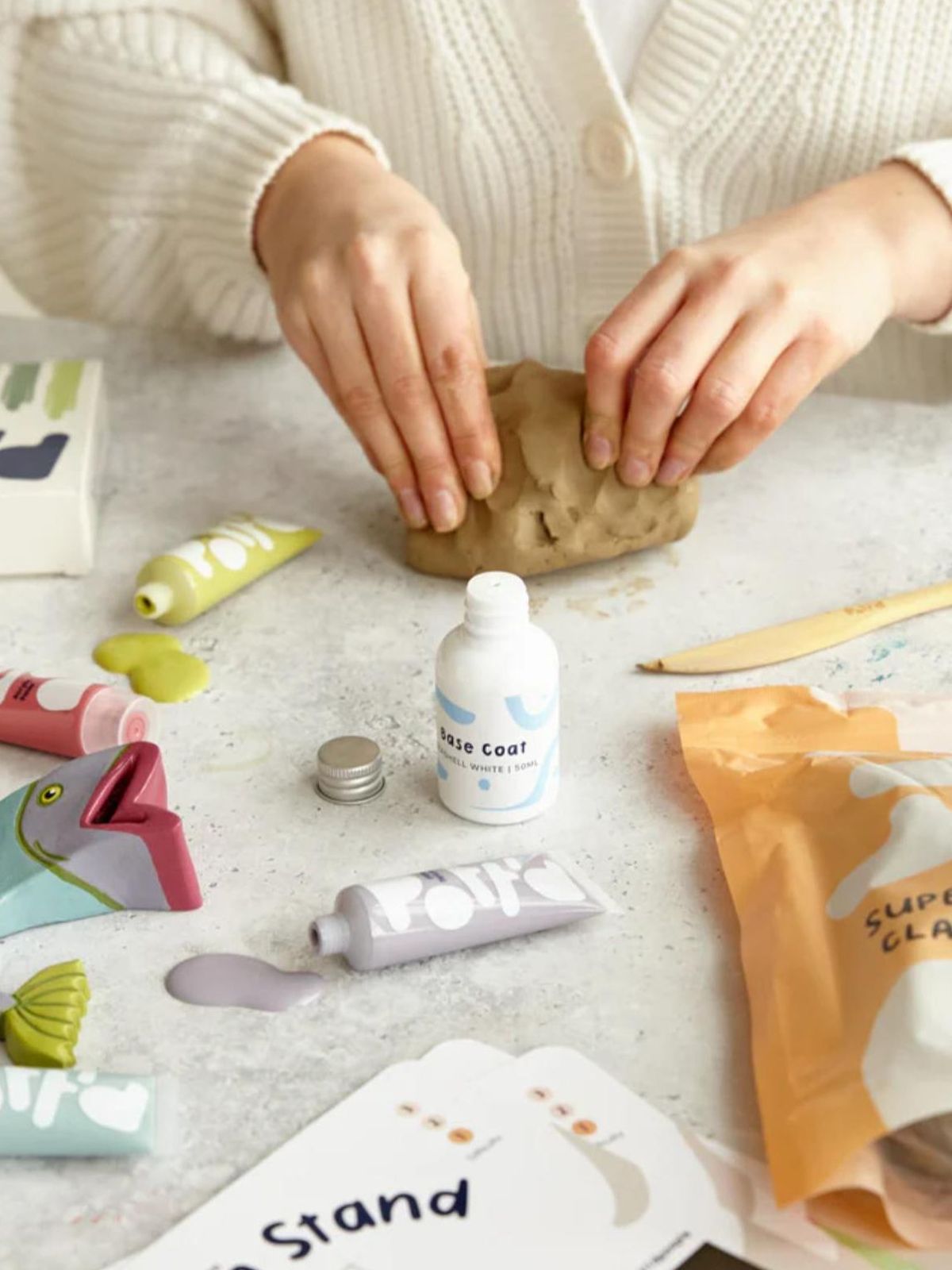 Trabajar arcilla para hacer complementos decorativos.