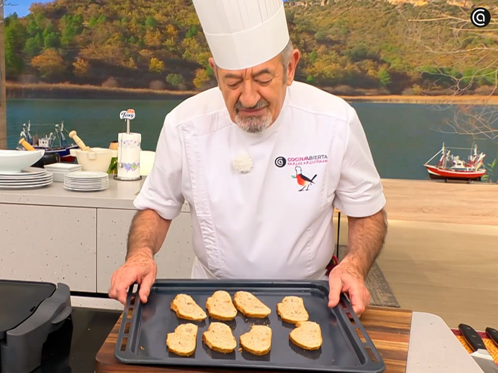 Lleva el pan al horno y tuéstalo unos minutos para lograr un toque crujiente