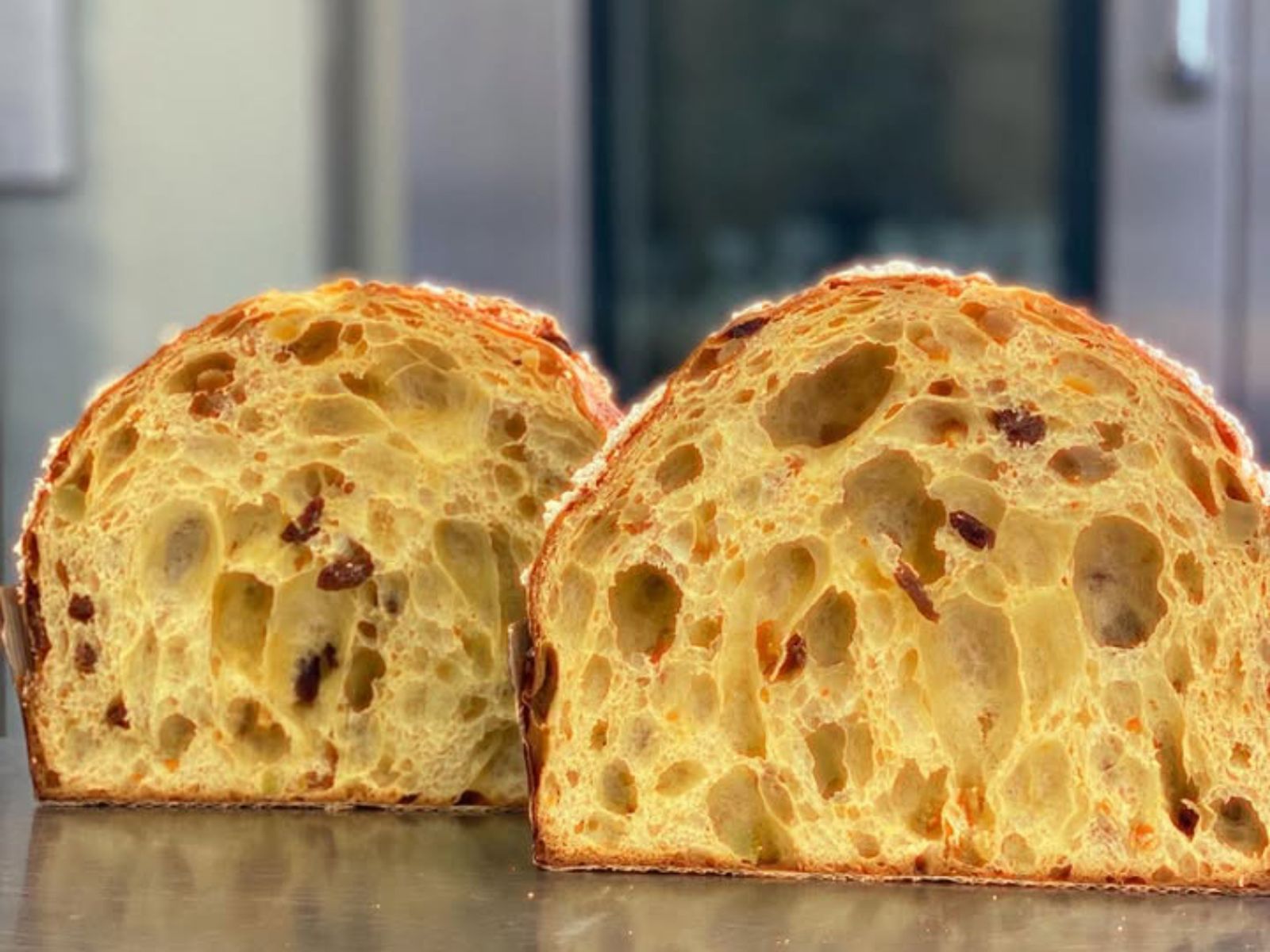 La miga en hebras, ligera y elástica, muestra el efecto de las largas fermentaciones y de un lievito madre bien trabajado.