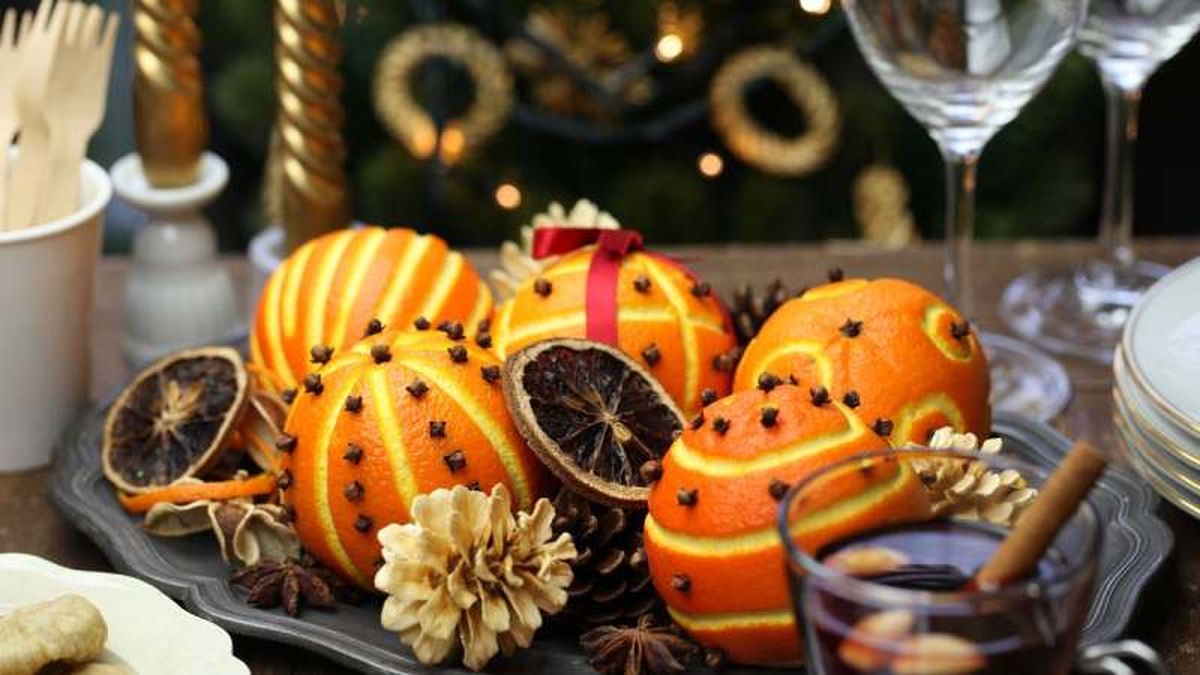 Naranjas con clavo de olor y canela, un ambientador típico de Navidad