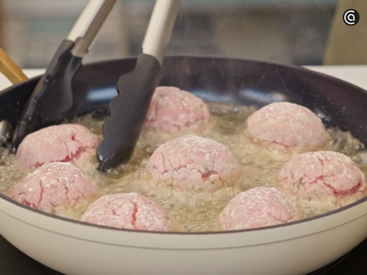 Las albóndigas se fríen por tandas hasta quedar doradas por fuera.