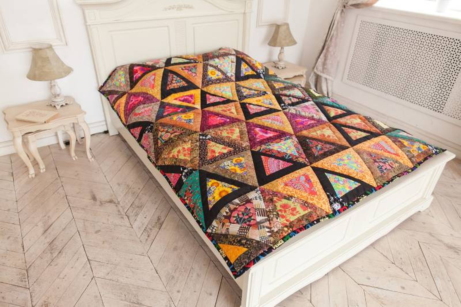 Cama con colcha de patchwork. Cama con colcha de patchwork.