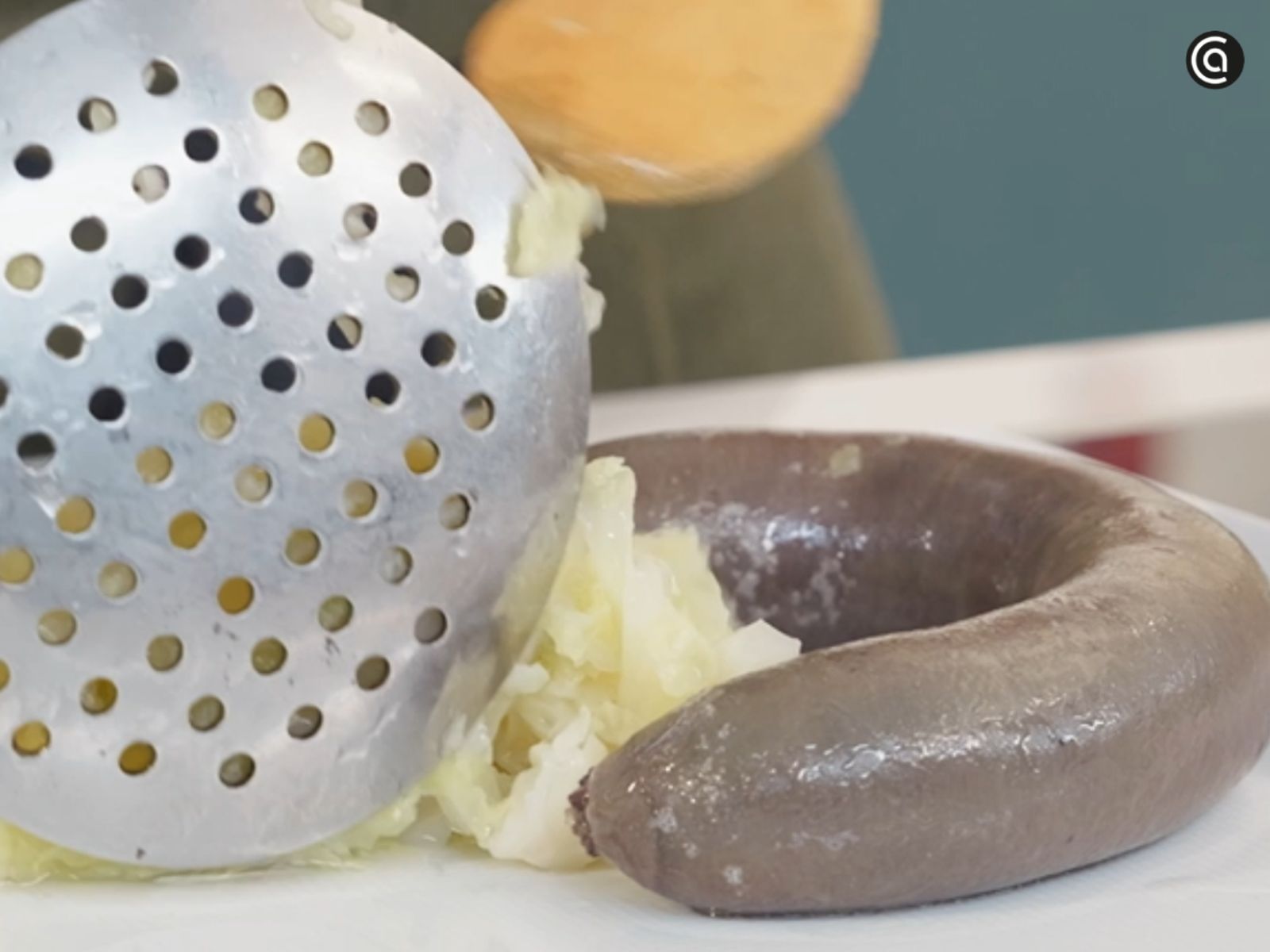 Se colocan los sacramentos en una fuente  para que escurran el agua antes de emplatar