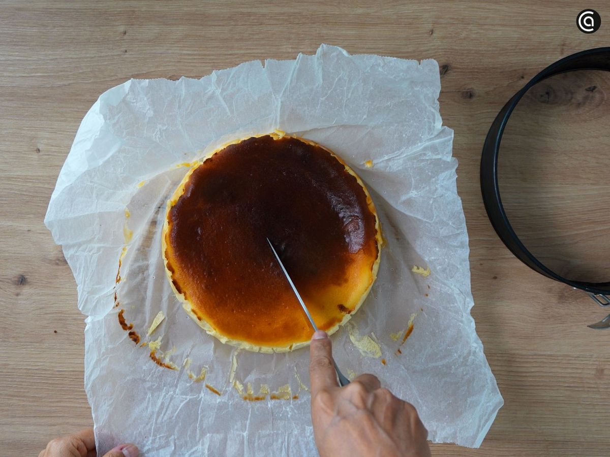 Corta y sirve la tarta de queso