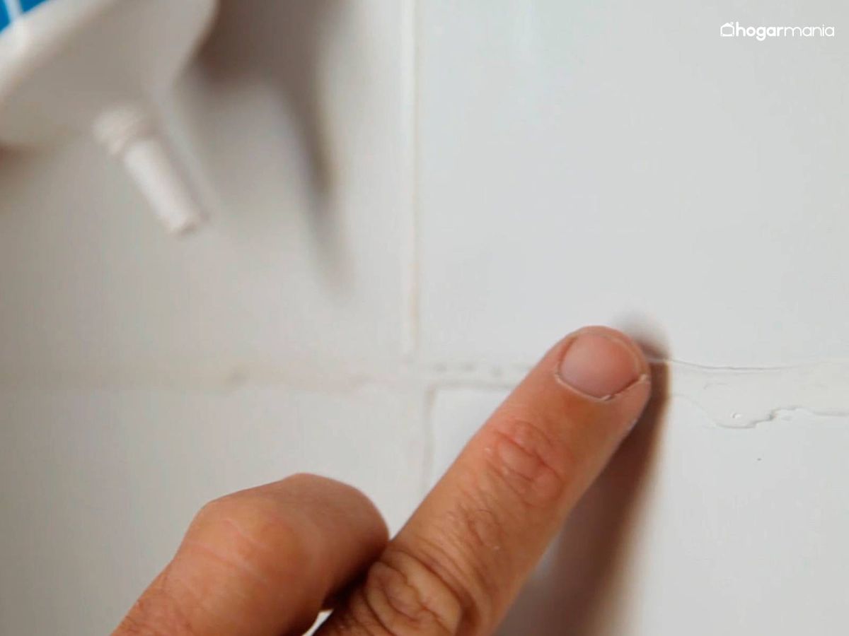 Pasa el dedo humedecido