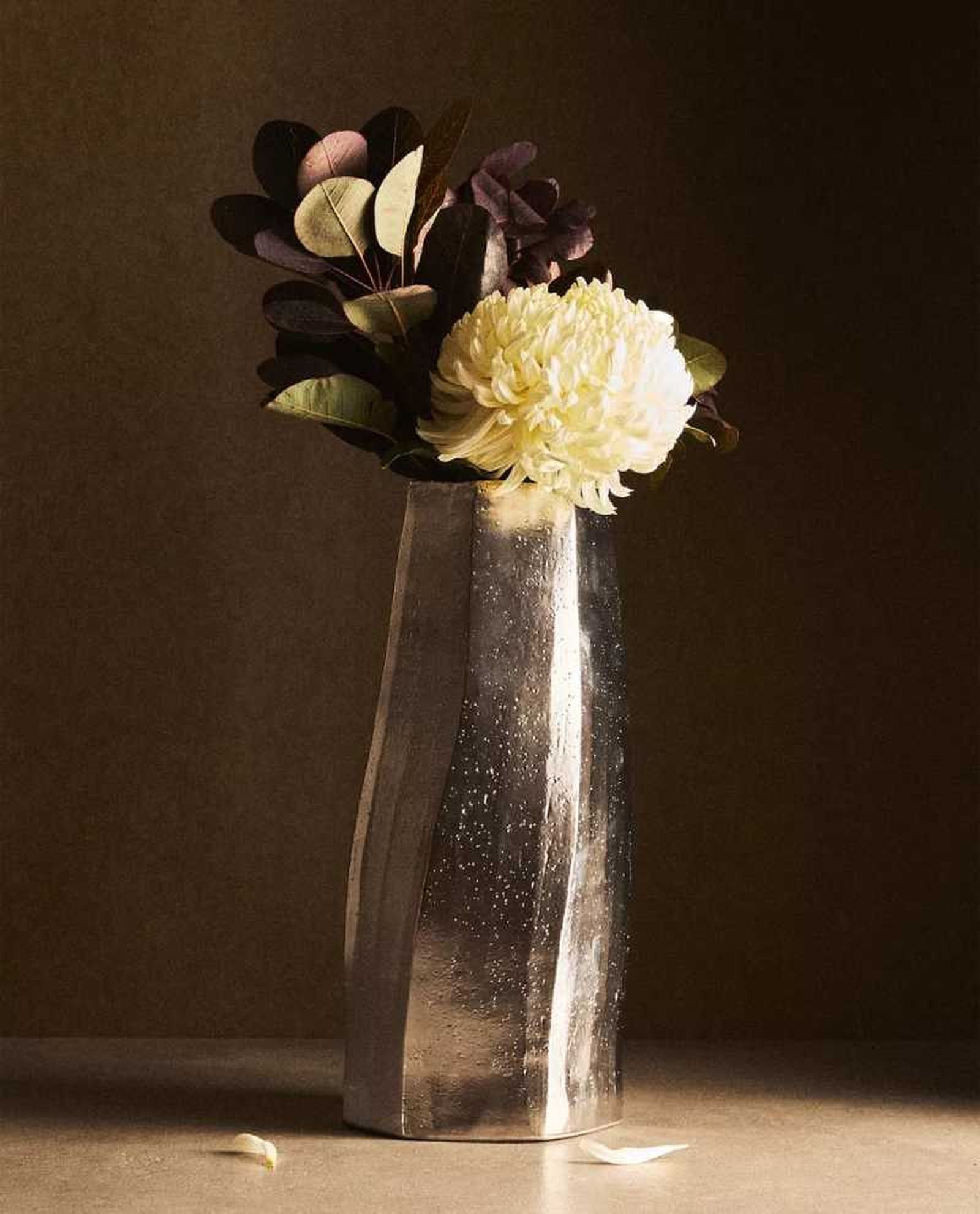 Jarrón cerámico con flores.