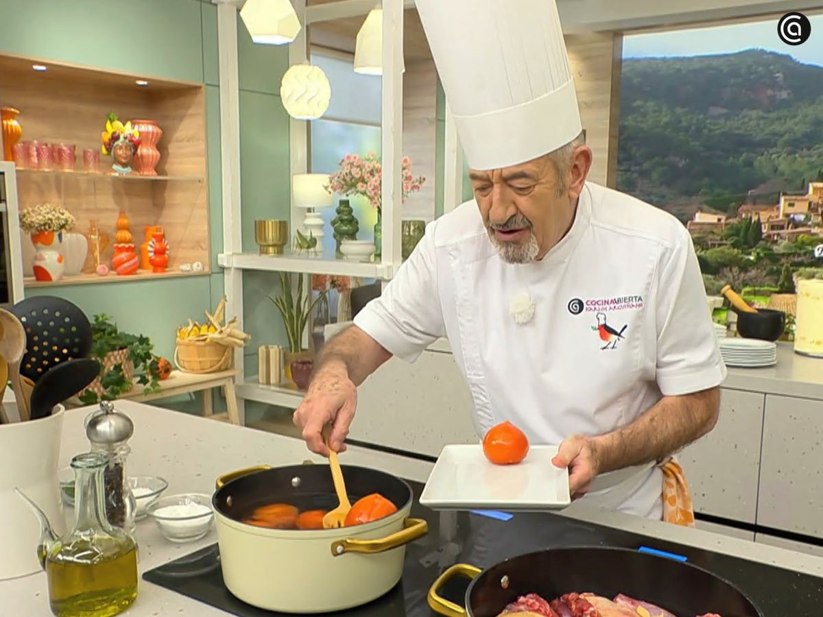 Escalda los tomates unos segundos, retíralos y córtalos en dados