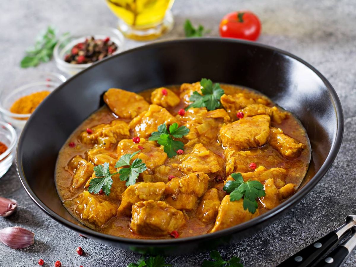 Un clásico curry de pollo indio con su salsa aromática y especias tradicionales.
