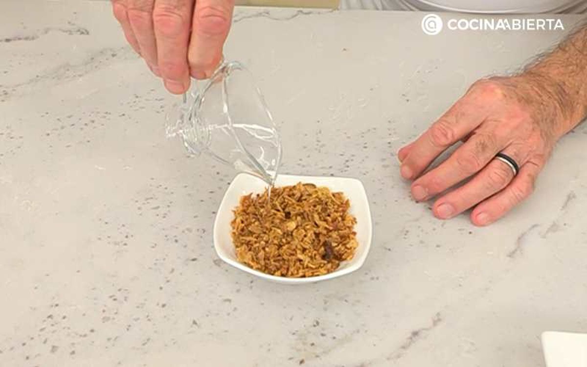 Vierte el vino blanco