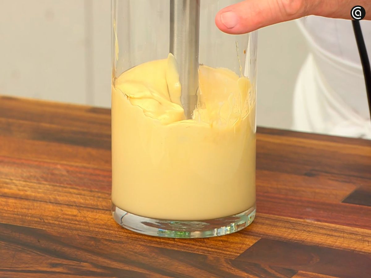 Mezcla los ingredientes para preparar la mahonesa de soja