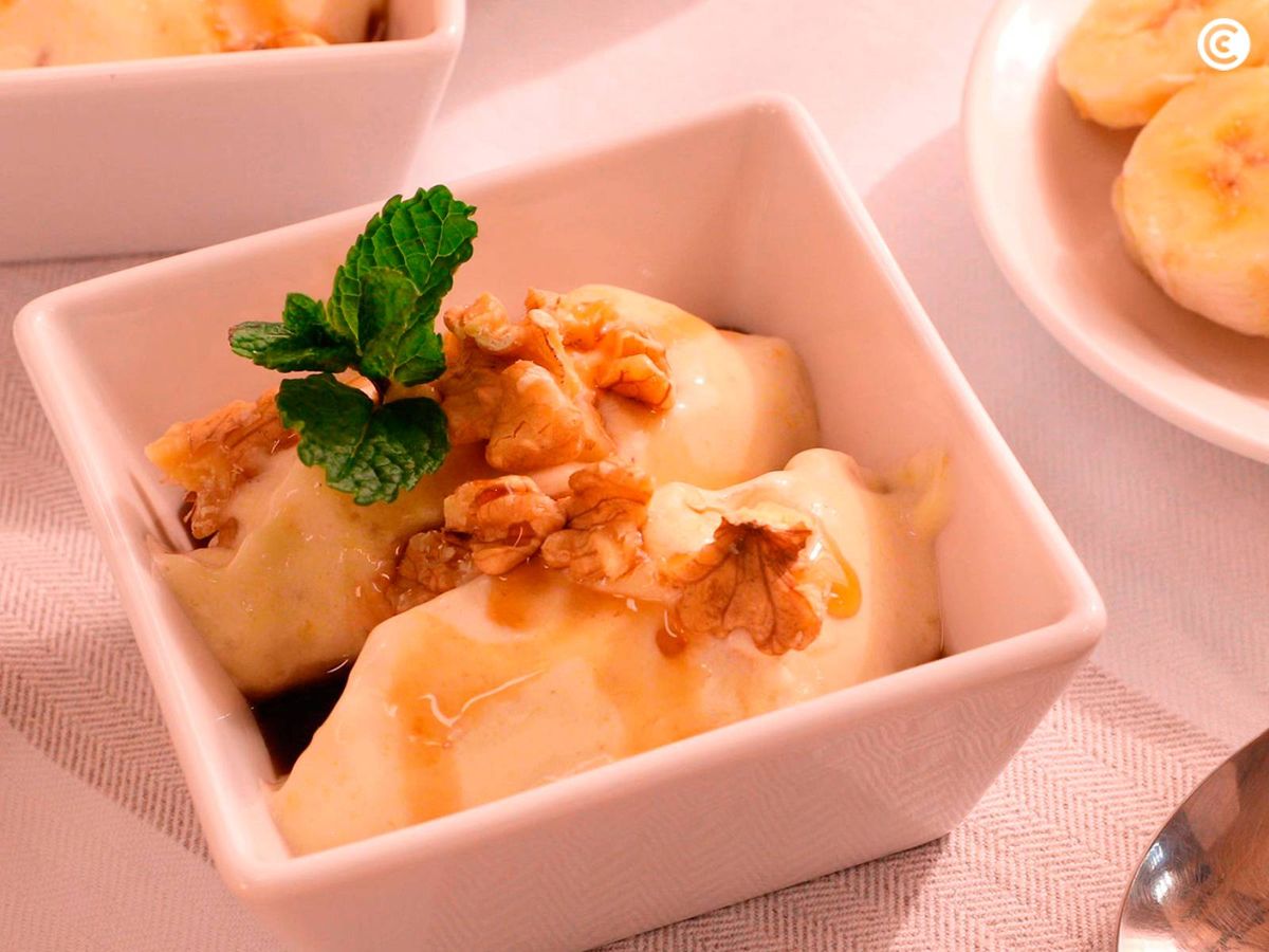 Puedes añadir toppings y otros ingredientes para acompañar el helado de plátano