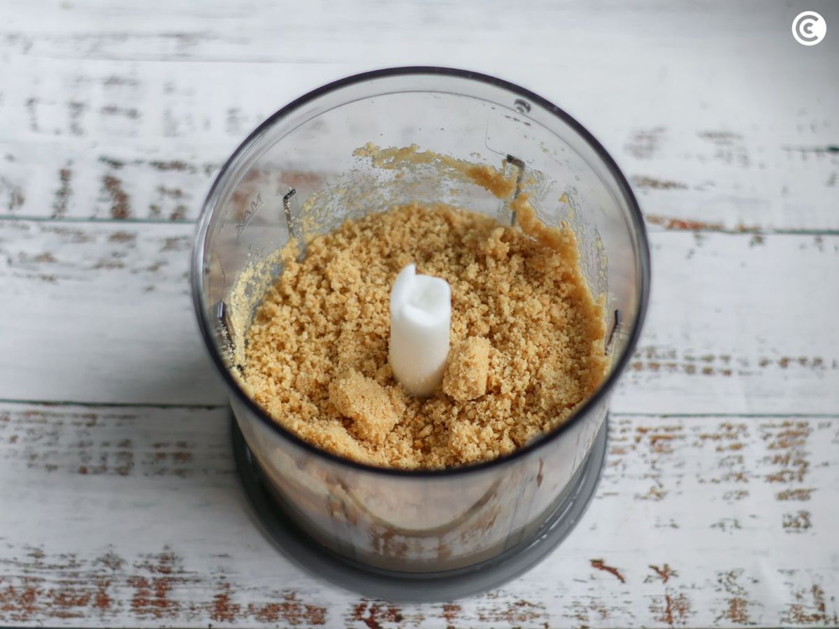 Galletas trituradas para la base de la tarta de queso vegana