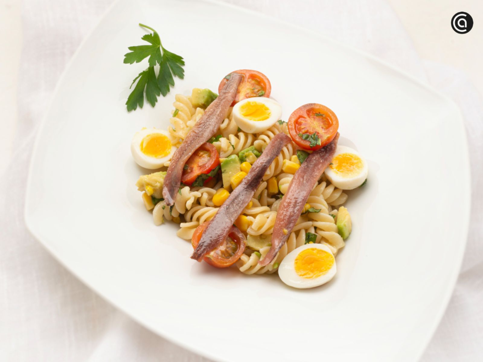 Ensalada de pasta con tomates cherry, huevo duro y anchoas, colorida y muy fácil de preparar para llevar. Ensalada de pasta con tomates cherry, huevo duro y anchoas, colorida y muy fácil de preparar para llevar.