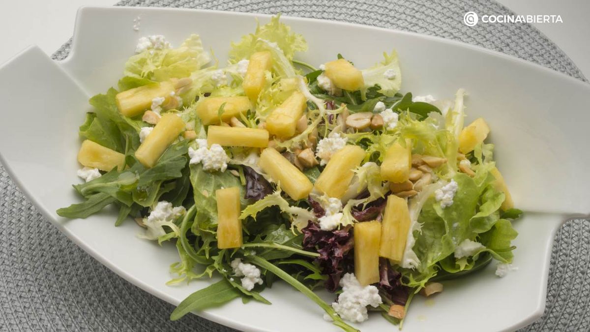 Esta ensalada de piña es una receta perfecta para una cena ligera y saludable