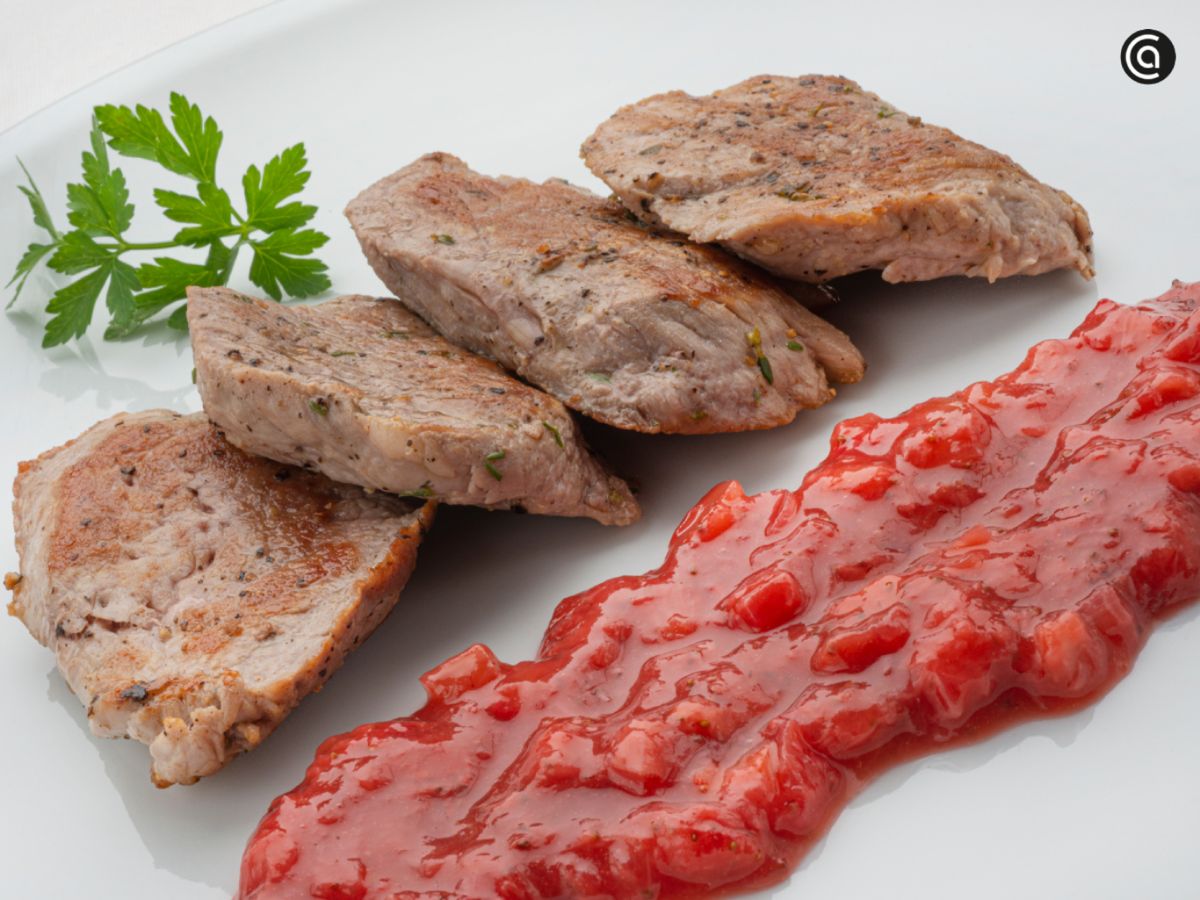 Solomillo de cerdo con chutney de fresa, una salsa agridulce y especiada que aporta un toque innovador al plato.