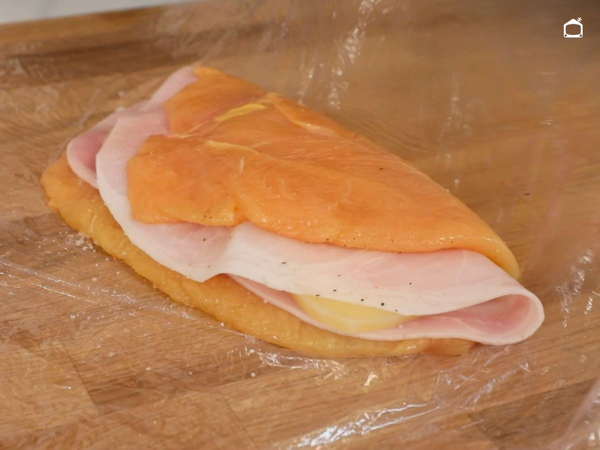 Rellena las pechugas con queso y jamón cocido