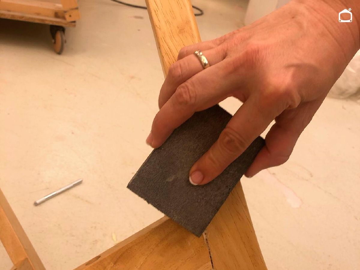 Lijar la silla para retirar el exceso de pegamento.