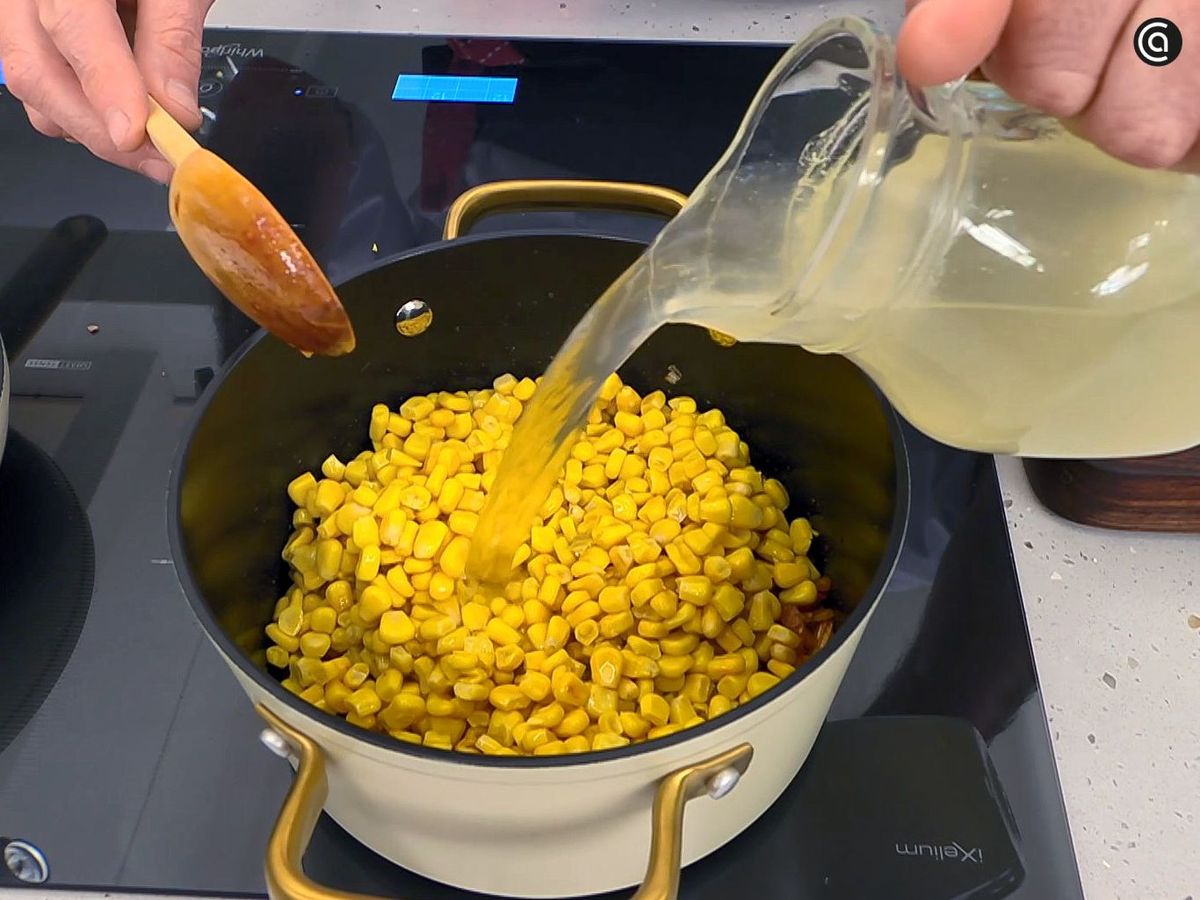 Cuece el maíz para hacer la sopa de maíz con pato