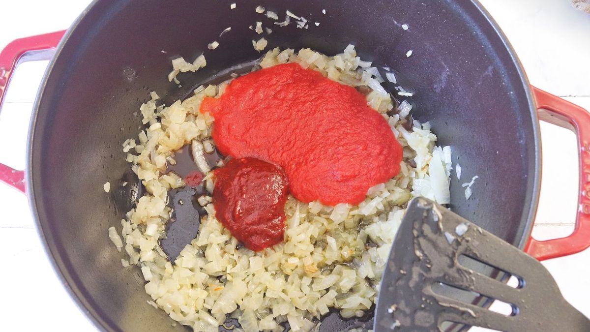 Pochar cebolla picada con tomate y pimiento choricero