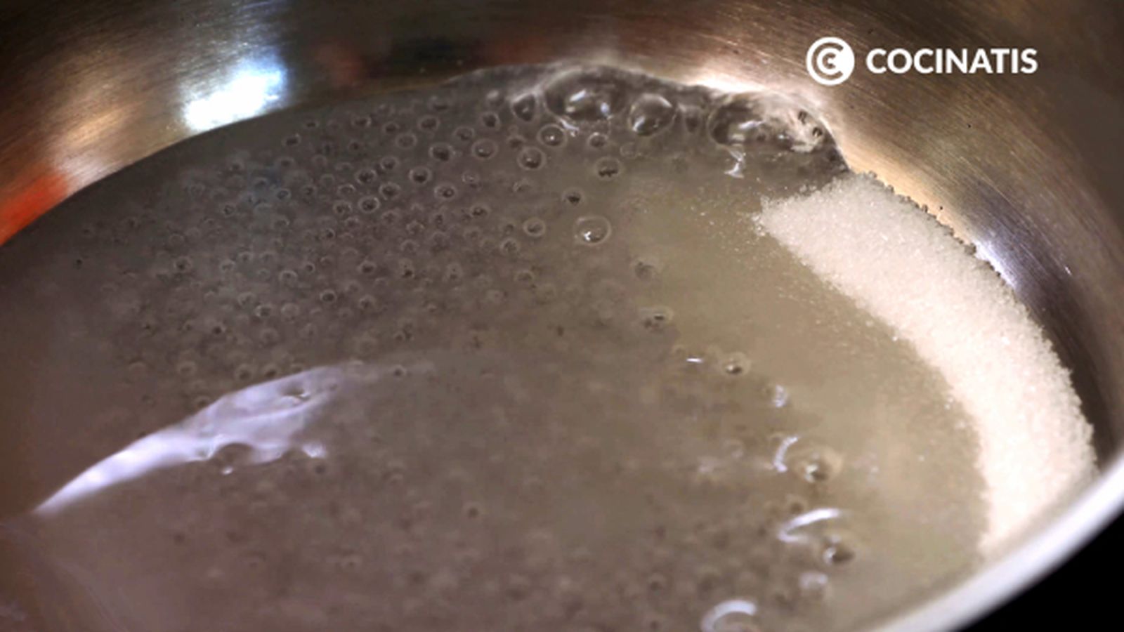 Pon el azúcar y el agua en un cazo CTIS0556 receta flan leche de coco paso 1