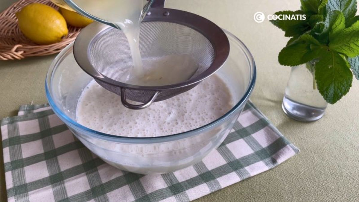 Colamos el zumo de limón y agregamos a la mezcla