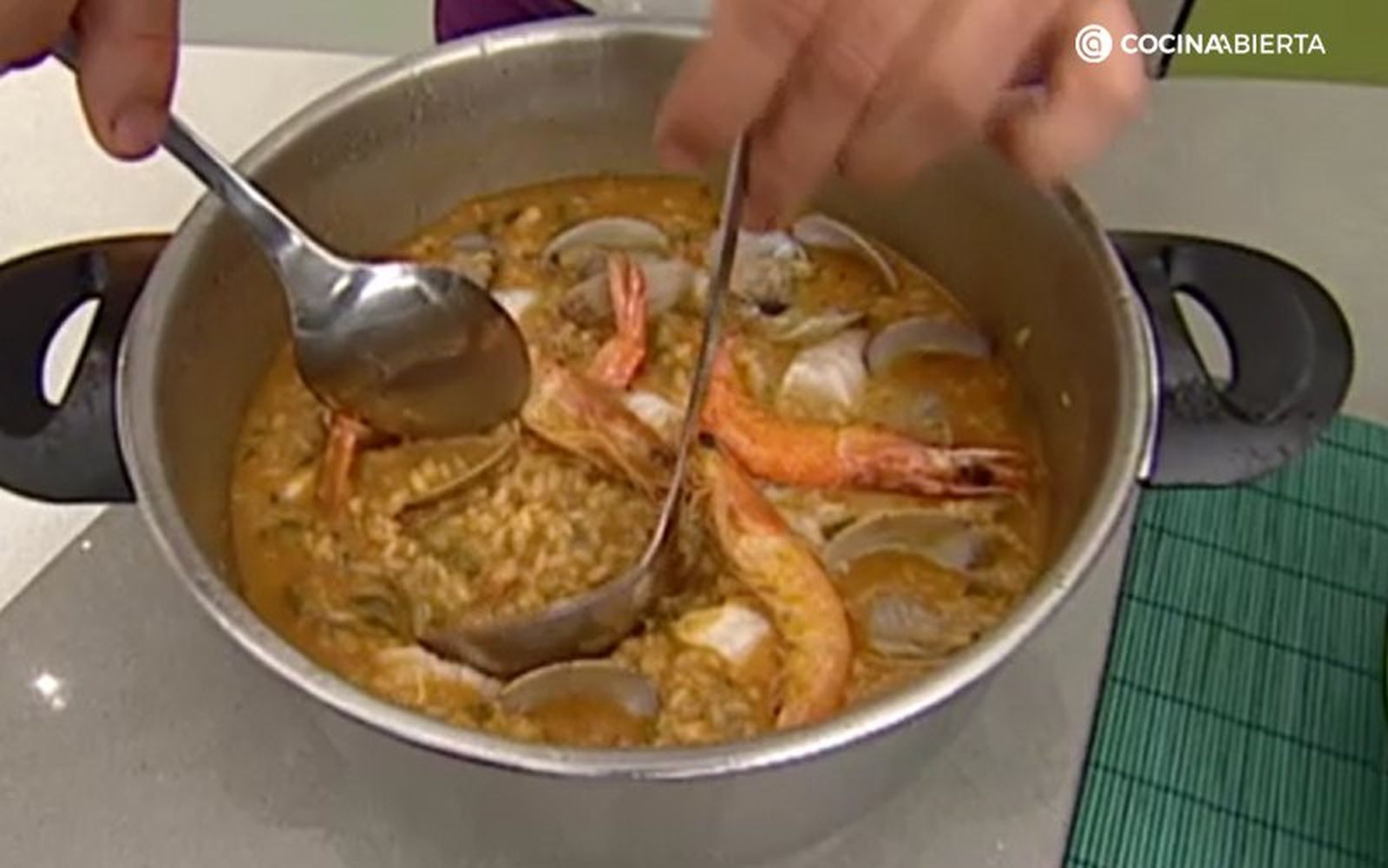 Sirve primero el arroz y luego incorpora el marisco y el pescado Sirve primero el arroz y luego incorpora el marisco y el pescado