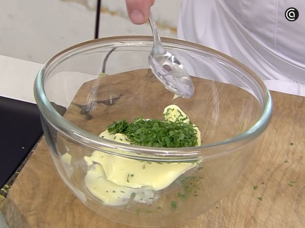 El zumo de limón y el perejil fresco aportan frescor y equilibrio a la mantequilla.