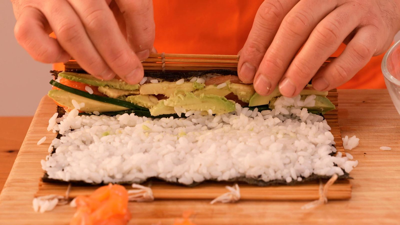 Receta de sushi de salmón y aguacate paso 5 Receta de sushi de salmón y aguacate paso 5
