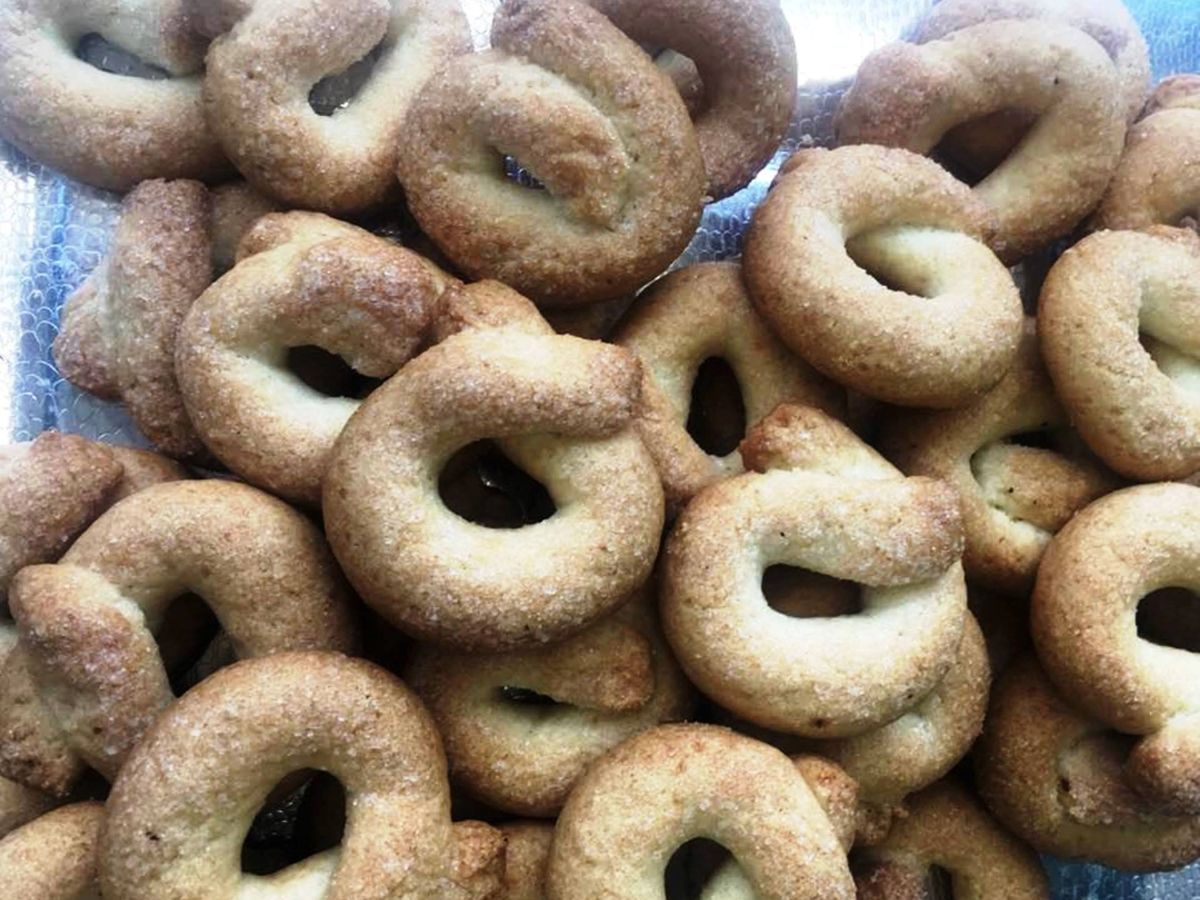 Rollitos de anís, crujientes y aromáticos, un clásico de la repostería valenciana en Navidad y Semana Santa.