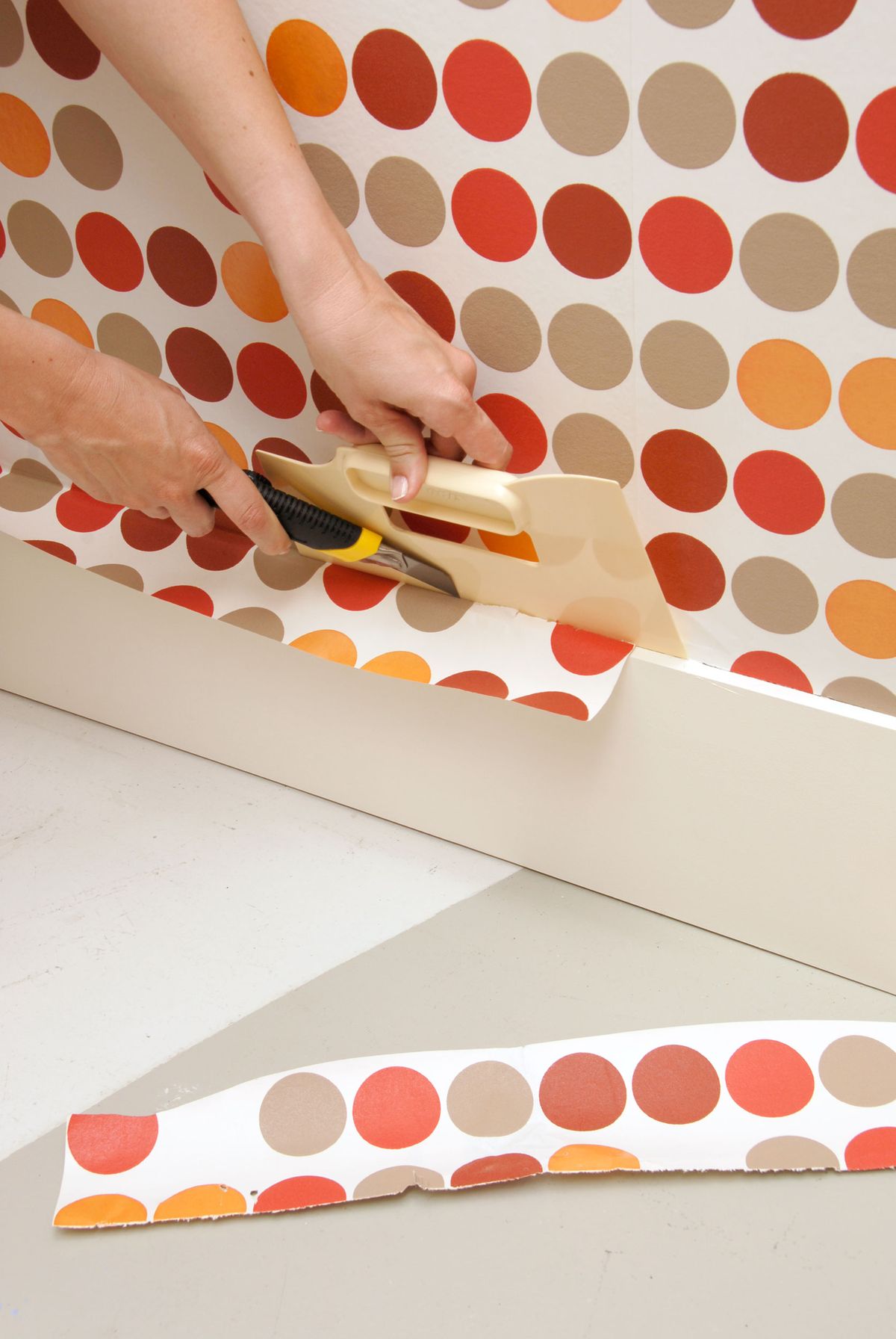 Cómo empapelar la pared paso 6