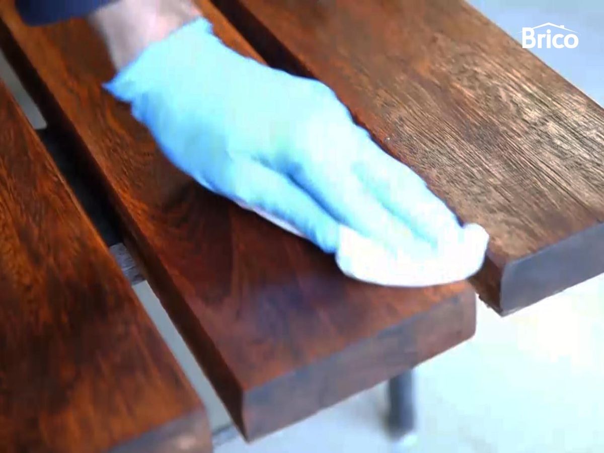 Proteger la madera con aceite de teca