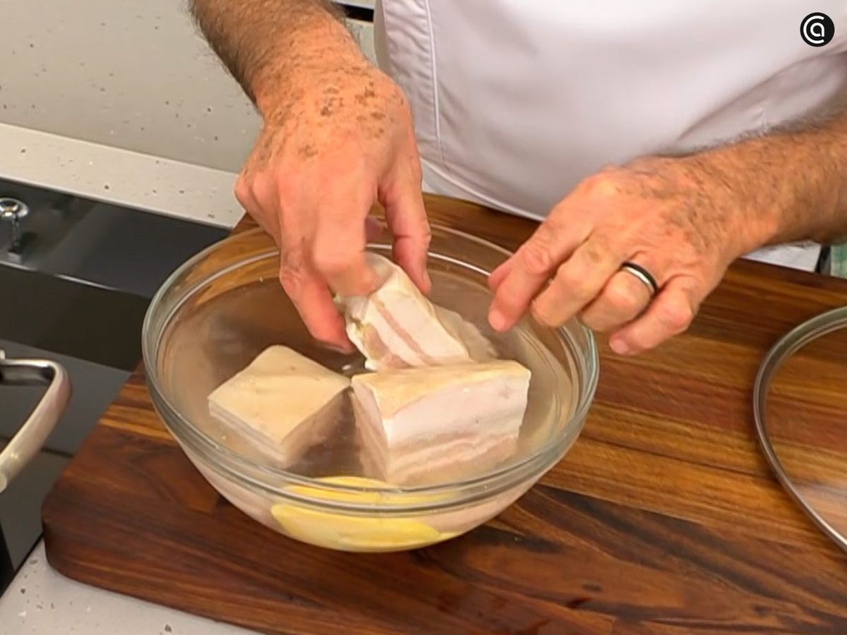 Pon a desalar la panceta y el unto desde la víspera