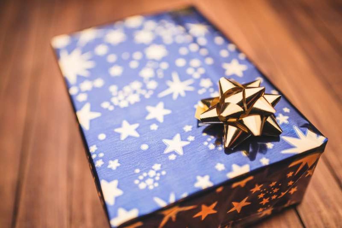 Regalo con flor hecha con cinta.