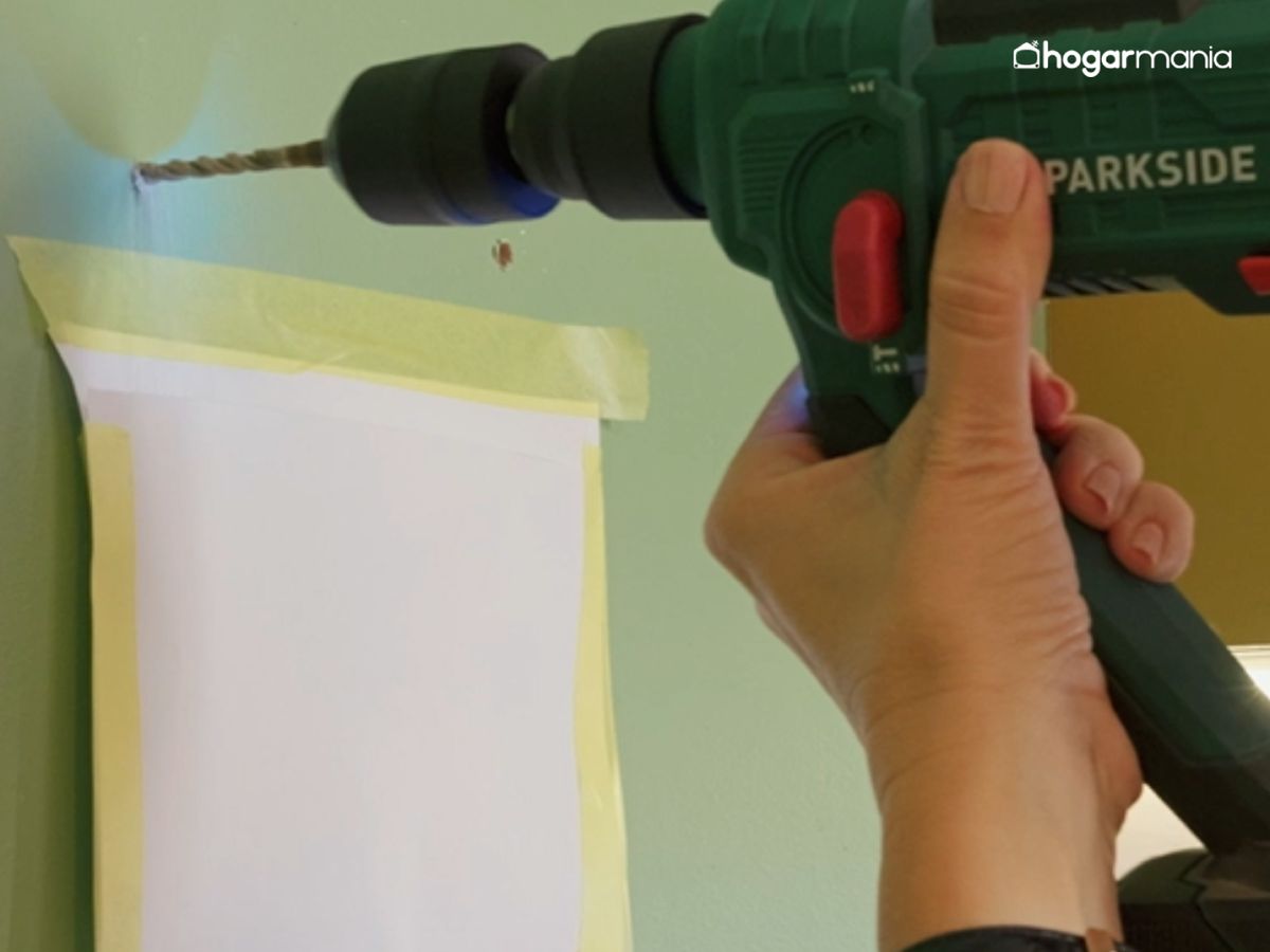 Marcamos en la pared la posición de las pletinas, perforamos con el taladro, colocamos tacos y escarpias, y colgamos la pieza.