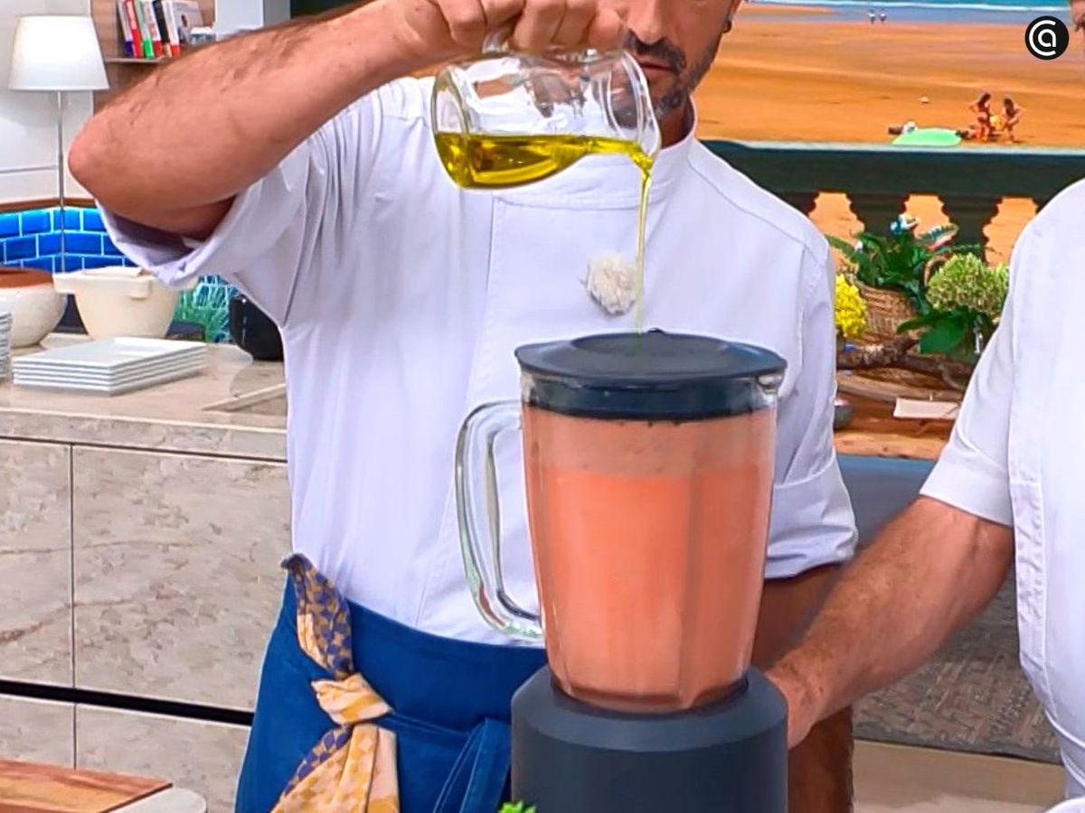 Añade el aceite poco a poco sin dejar de triturar la sopa de tomate