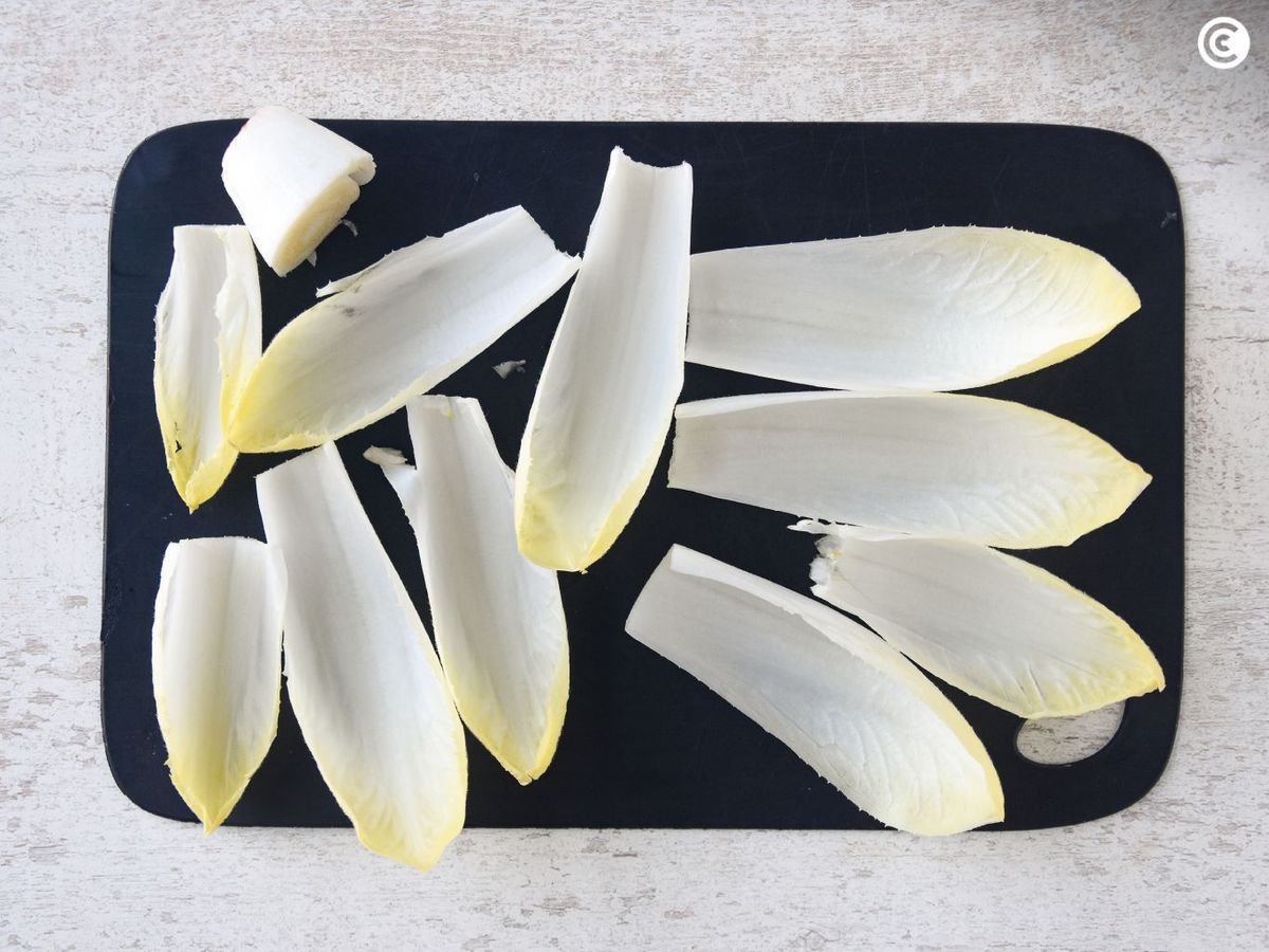 Separar las hojas de las endivias para rellenarlas con el roquefort