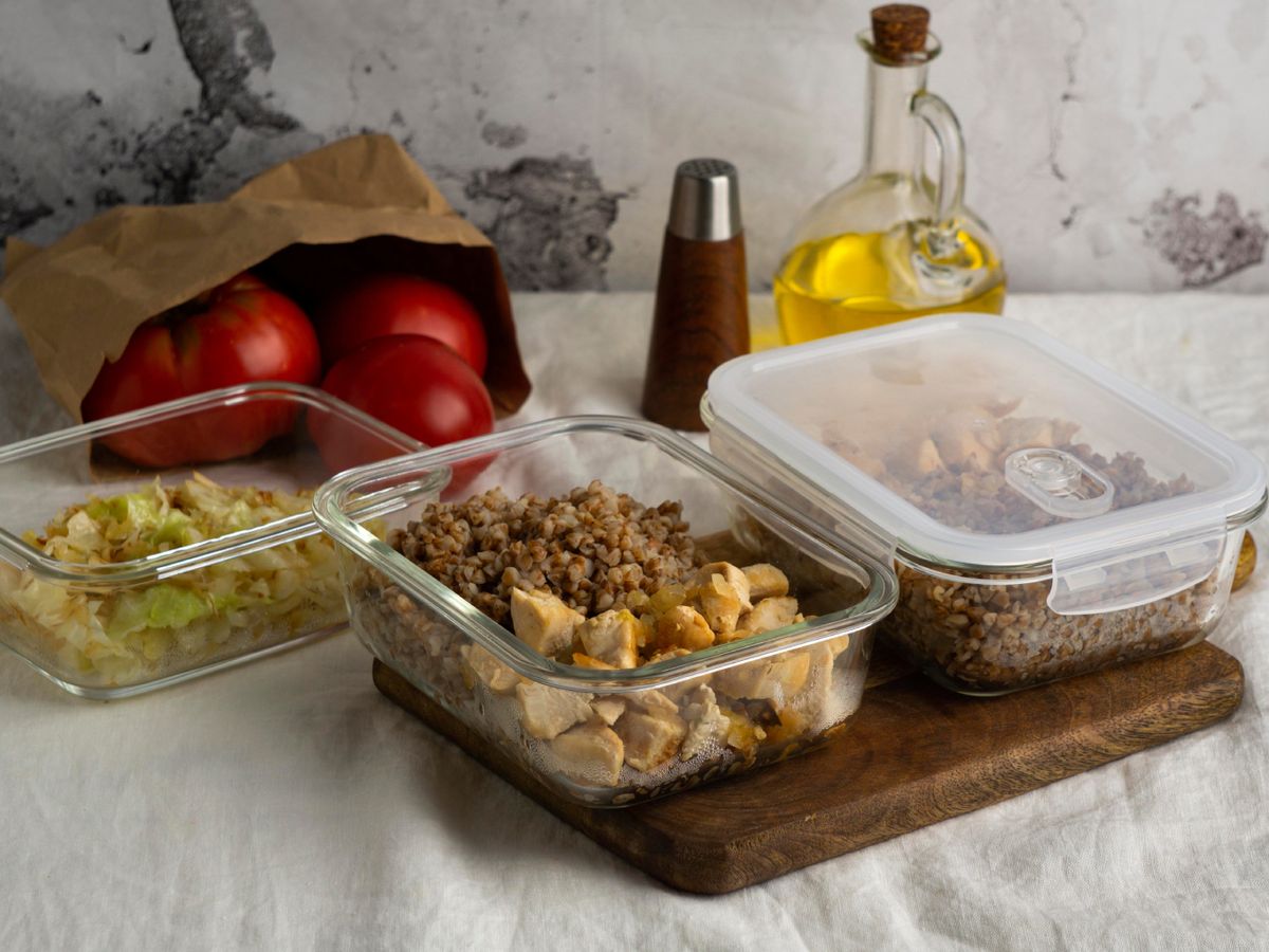 Separar las sobras en porciones pequeñas permite refrigerarlas de forma segura y eficiente.