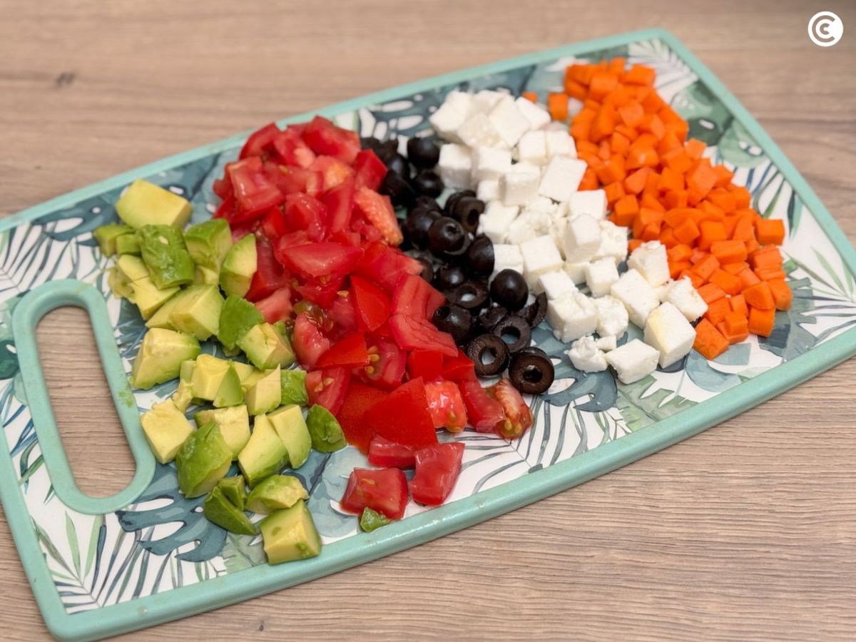 Ingredientes en dados para ensalada de quinoa y aguacate