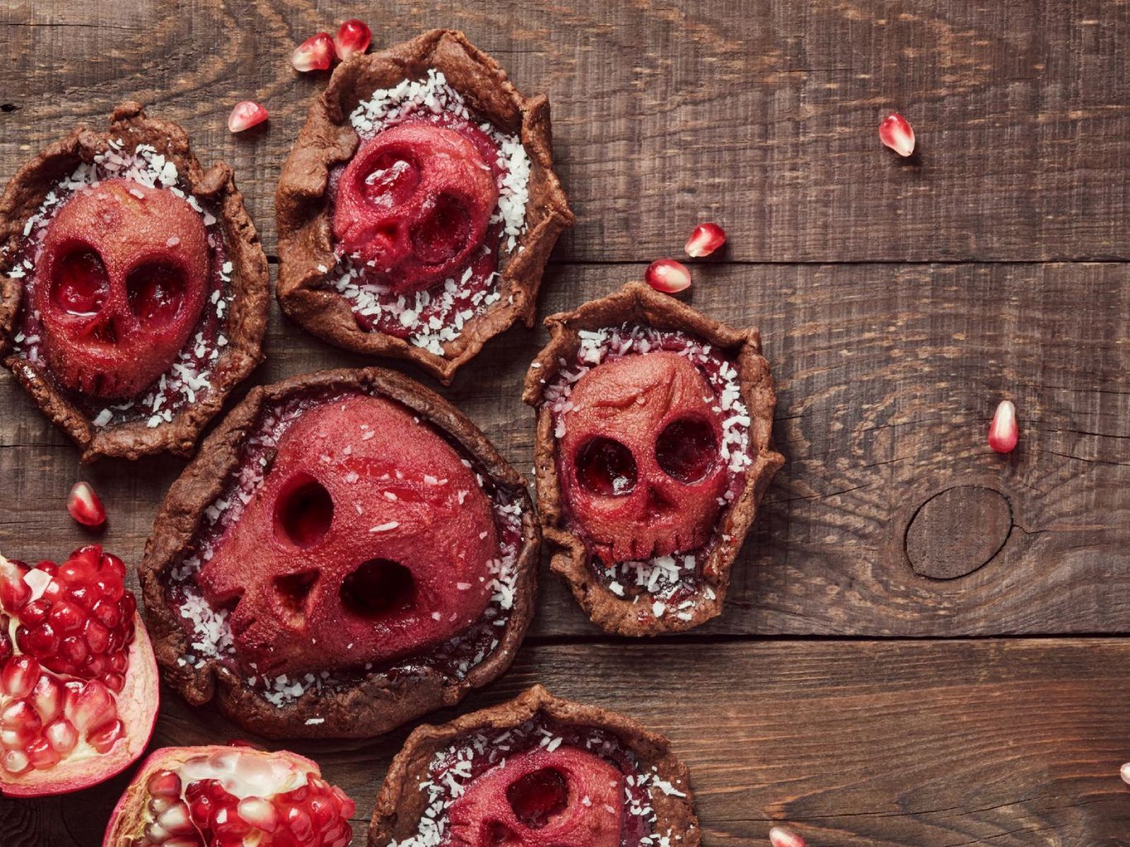 Tartaletas de Halloween con calaveras de peras al vino Tartaletas de Halloween con calaveras de peras al vino