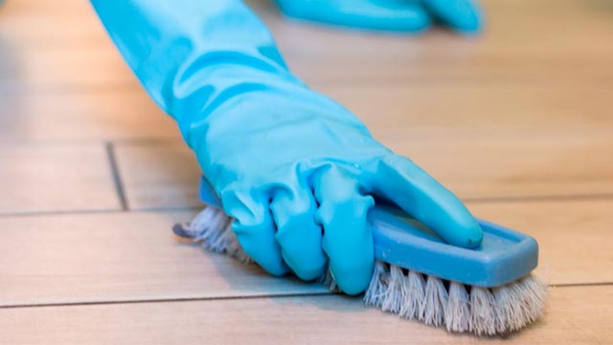 como eliminar restos de pegamento del suelo 1