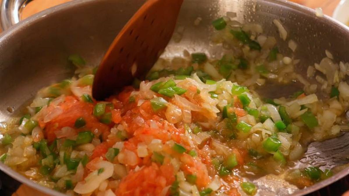 Sofreír los ingredientes en aceite resalta su sabor y crea una base deliciosa para el marmitako