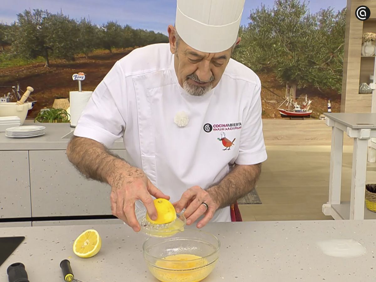 Bate el huevo con el azúcar, añade el aceite y mezcla con el zumo y la ralladura de limón