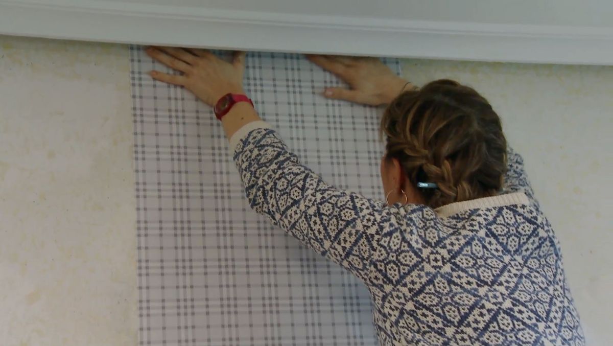 Dormitorio elegante en gris y amarillo paso 4