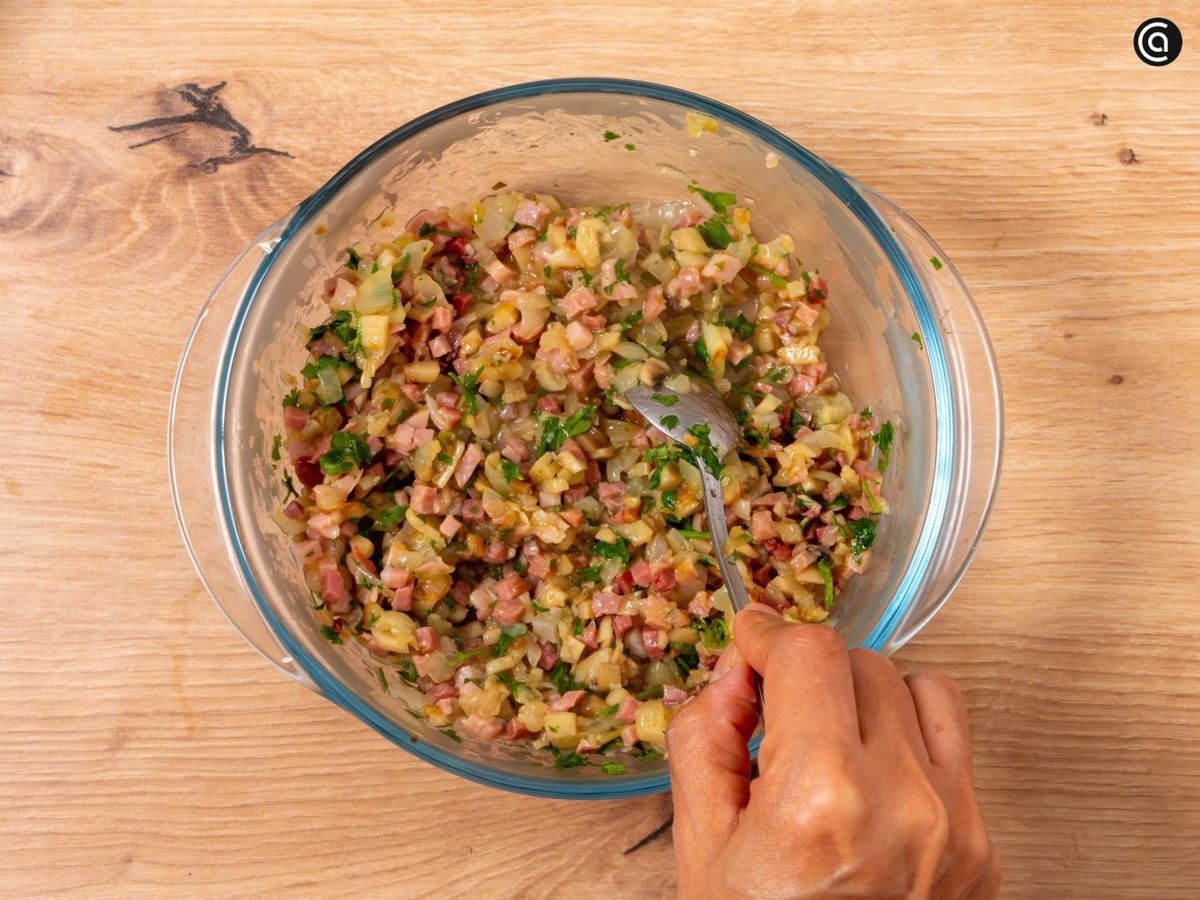 En un bol, mezcla los ingredientes con perejil fresco bien picado