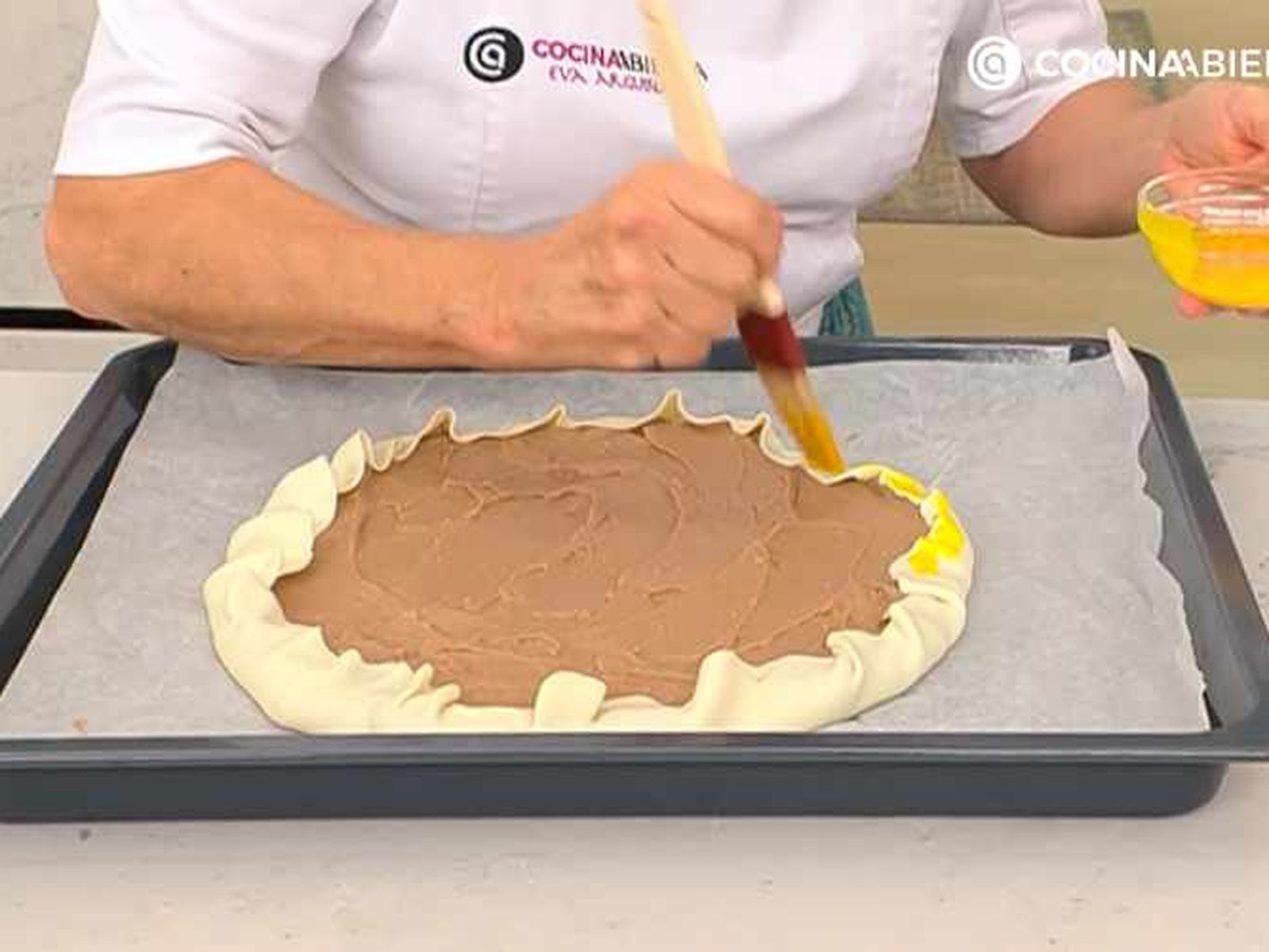 Pinta con yema de huevo los bordes Pinta con yema de huevo los bordes