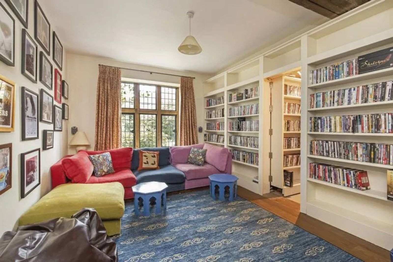 Salón con biblioteca.