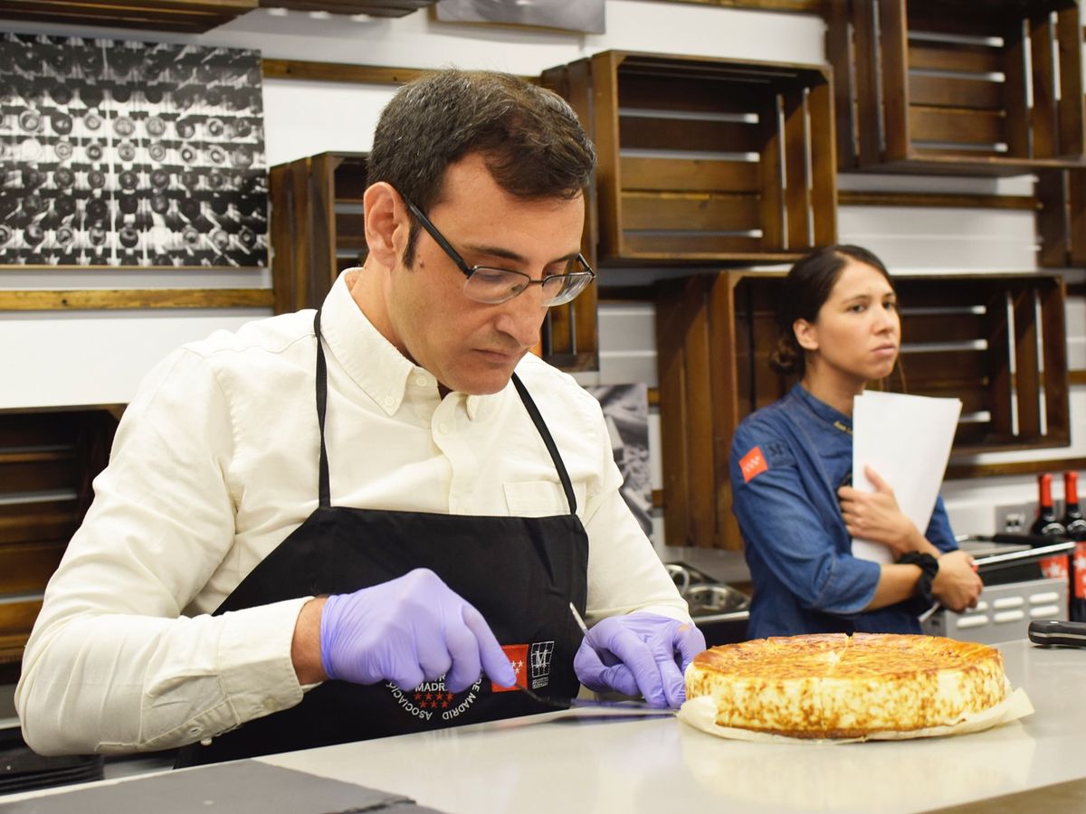 Nacho Pontón, de Pastelería Pontón (San Lorenzo de El Escorial), durante el corte de su tarta en el concurso de ACYRE Madrid.