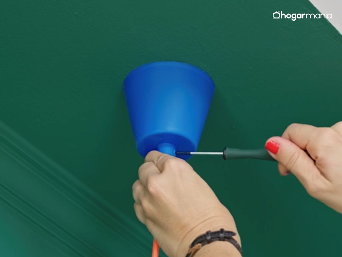 La base se fija al techo para dejar el punto de luz preparado para el montaje final.