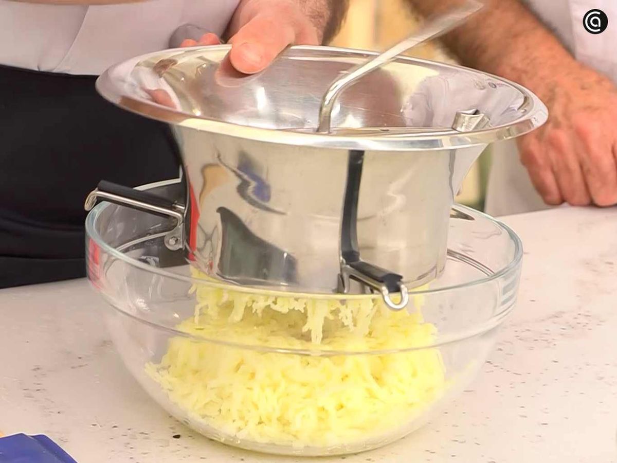 Pasa la patata cocida por el pasapurés